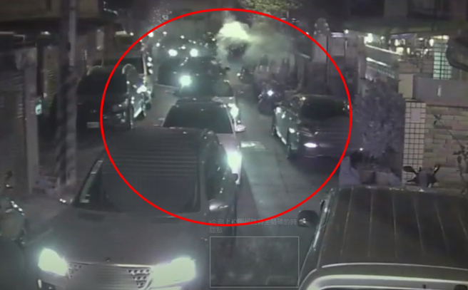 車隊半夜沿街燃放煙火擾民，嫌犯到案詭辯為女友慶生。（翻攝自影片）