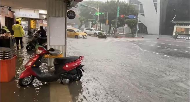 北市北安路下午一度淹水逾10公分。（翻摄照片／林郁平台北传真）