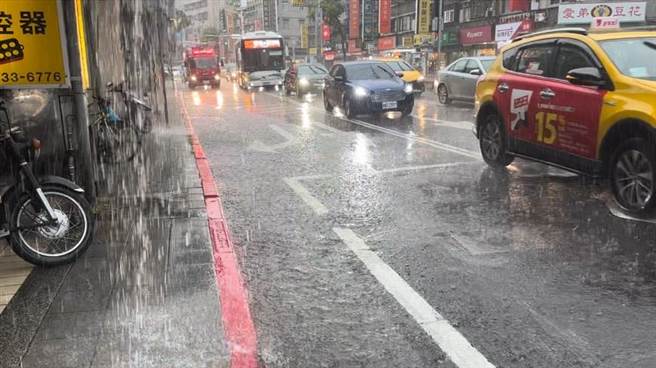 北市北安路下午一度淹水逾10公分。（翻摄照片／林郁平台北传真）