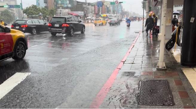 北市北安路下午一度淹水逾10公分。（翻摄照片／林郁平台北传真）