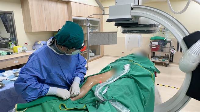 光田医院心臟血管外科杨智钧主任指出，无刀微创是治疗静脉曲张的趋势。（陈淑娥摄）