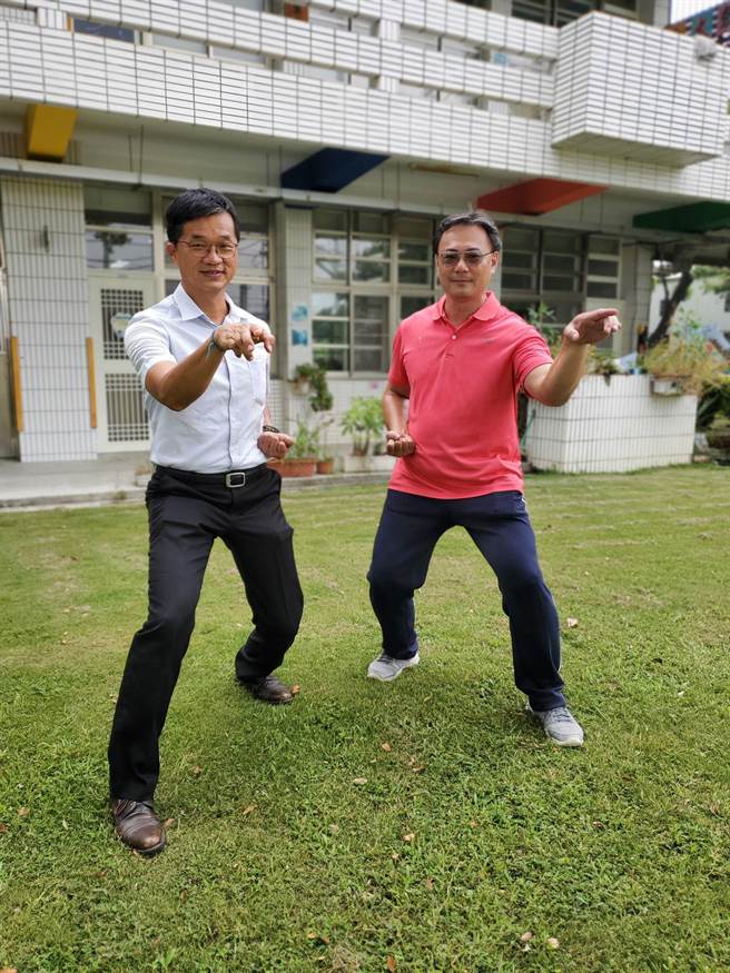 云林县虎尾镇廉使国小体育老师王晴琥（右）曾担任七崁武术种子教师12年，下月他将以七崁武术为双语体育教学教案，与纽西兰大学的老师及台湾老师一同学习切磋，左为七崁武术文教基金会董事长、县议员李明哲。（周丽兰摄）