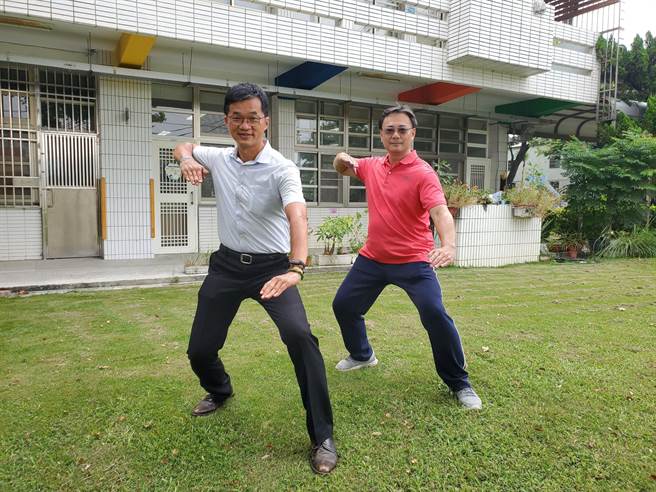 虎尾镇廉使国小体育老师王晴琥（右）是中英双声带老师，他的七崁武术套路动作十分扎实。（周丽兰摄）