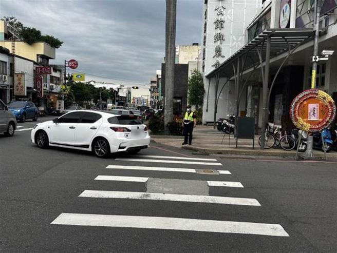 道路交通管理处罚条例修正施行，今天起未停让行人最高罚6000元 。（苗栗县警局提供／谢明俊苗栗传真）