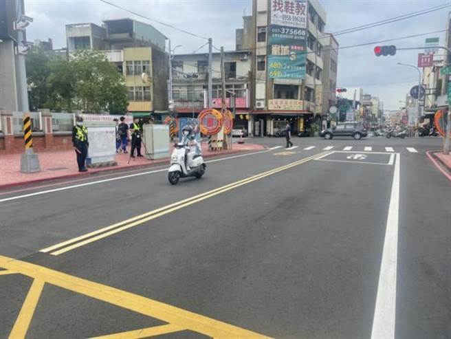 道路交通管理处罚条例修正施行，今天起未停让行人最高罚6000元 。（苗栗县警局提供／谢明俊苗栗传真）