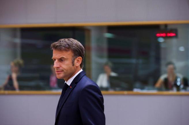 法國總統馬克宏（Emmanuel Macron）將縮短出席歐盟（EU）峰會的行程，再召開因應全國暴動的危機會議，此為過去兩天以來的第2場危機會議。（圖 / 路透社）