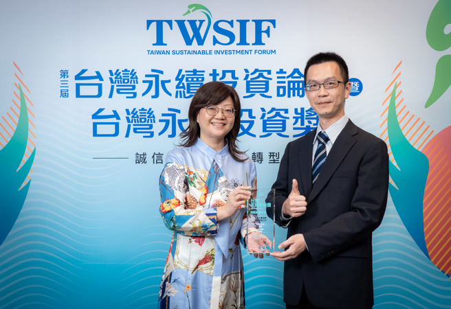 台湾人寿荣获2023 第三届 TWSIA台湾永续投资奖-个案影响力类ESG创新金级、影响力投资银级，由黄郁琪副总经理（图左）及吴家昌协理代表领奖。(图／台湾人寿提供)