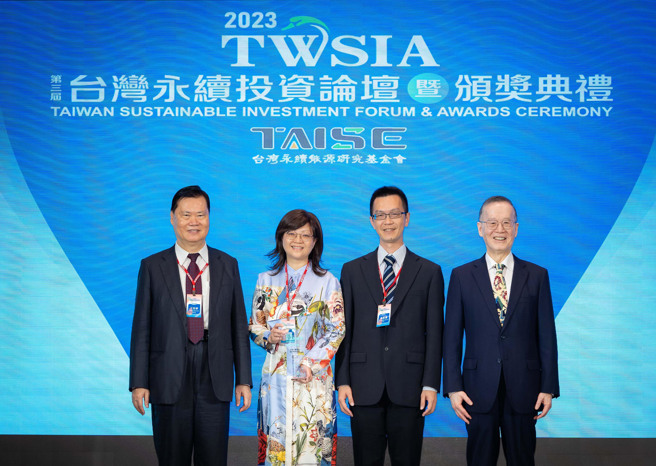 台湾人寿荣获2023 第三届 TWSIA台湾永续投资奖-个案影响力类-ESG创新金级、影响力投资银级，由台湾永续能源研究基金会董事长简又新（图右一）颁奖予台湾人寿黄郁琪副总经理（图左二）及吴家昌协理（图左三）。(图／台湾人寿提供)