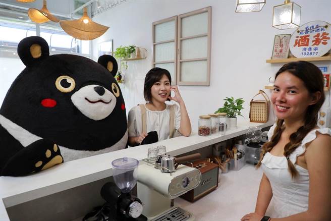 高雄市飲料店7月1日起限用一次用塑膠杯，高市府特別邀請高市府發言人周璟瑜、高雄熊、網美Sunny攜手拍攝短片加強政策宣傳。（高市府提供／洪浩軒高雄傳真）