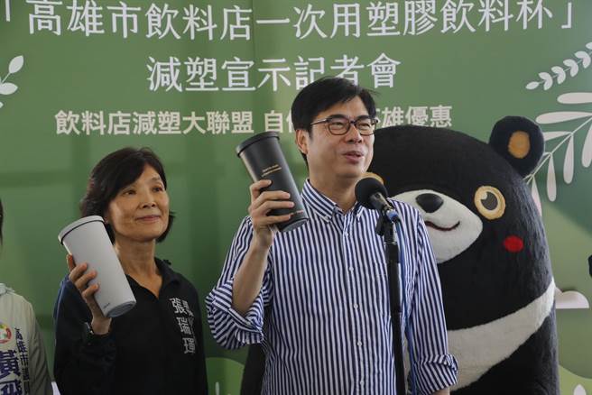 高雄市飲料店7月1日起限用一次用塑膠杯，包含攤商、夜市、市場、商圈都將全面改用非塑膠材質的飲料杯。高市府環保局首創成立《飲料店減塑大聯盟》。（高市府提供／洪浩軒高雄傳真）