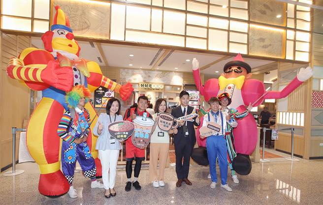 昇恆昌總經理江建廷（右三）出席「街口食趣」開幕。（范揚光攝）