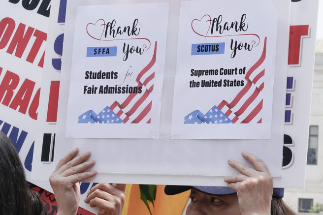 美国联邦最高法院29日认定，学院和大学不应将种族列为招生的考量因素之一。（美联社）