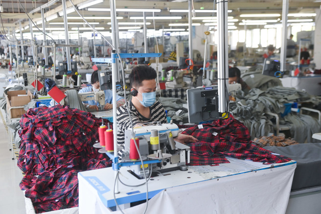 中国经济增长乏力的证据不断涌现，经济专家认为，对外贸易恶化的情况严重，疲软的经济数据可能迫使中国政府出台更多宽松政策。（图／新华社）