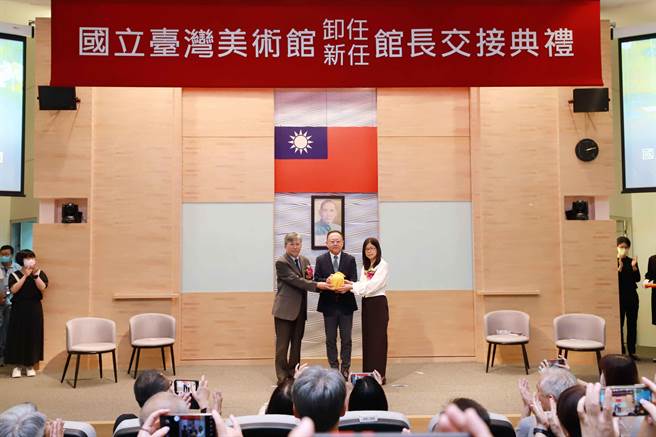 國立台灣美術館新任館長陳貺怡（右）與卸任館長廖仁義（左）交接印信，由文化部長史哲（中）監交。（文化部提供）