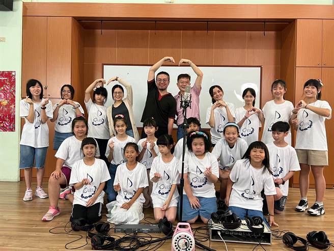 创作歌手刘荣昌（后排左五）写出《先生个老风琴》一曲，向邓雨贤致敬。（打帮你乐团提供／邱立雅竹县传真）