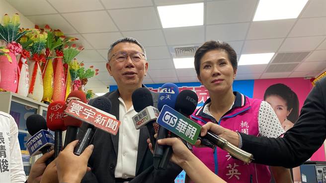 民眾党主席、总统参选人柯文哲（左）30日晚间拜访桃园市议员谢美英（右）。（蔡明亘摄）