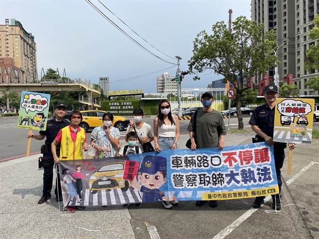 台中市配合执行警政署规画「全国同步扩大取缔路口不停让行人执法专案」。（台中市警局交通队提供／陈淑芬台中传真）