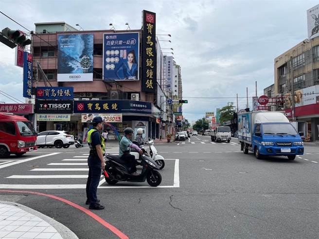 台中市配合执行警政署规画「全国同步扩大取缔路口不停让行人执法专案」。（台中市警局交通队提供／陈淑芬台中传真）