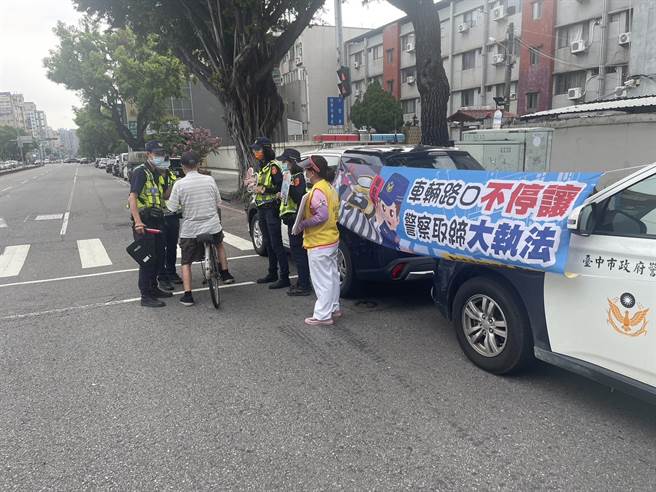 台中市第二警分局宣导路口停让行人。（台中市第二警分局提供／陈淑芬台中传真）
