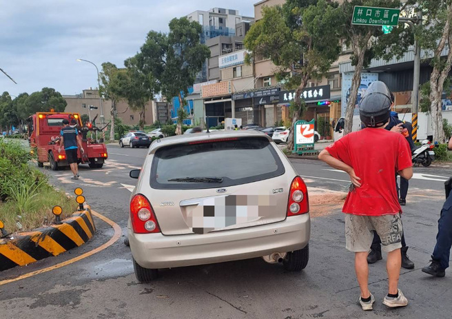小客车不明原因自撞分隔岛，男驾驶无生命迹象紧急送医。（图／警方提供）