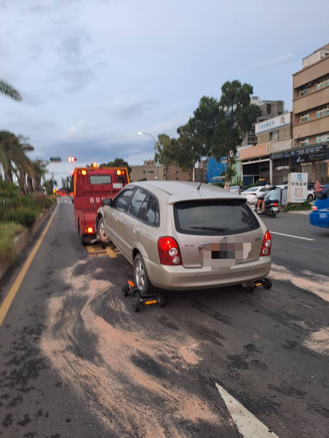 小客车不明原因自撞分隔岛，男驾驶无生命迹象紧急送医。（图／警方提供）