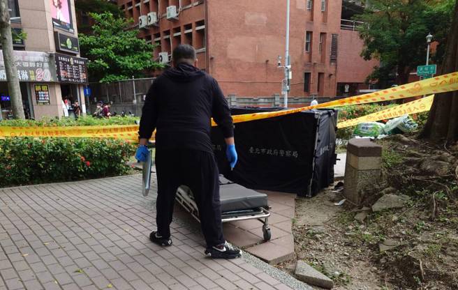 北市府员工坐在师大公园许久，路人惊见苍蝇乱飞才知已死亡。（图／民眾提供）