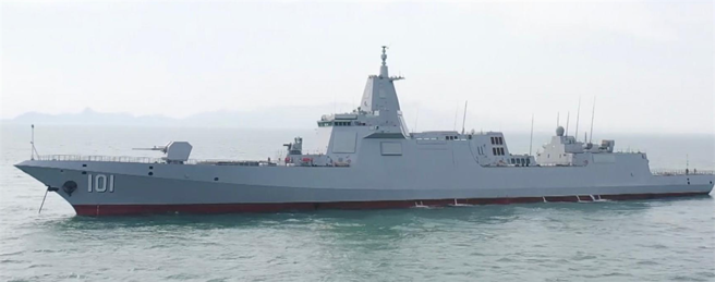 圖為共軍055型驅逐艦首艦「南昌」號2021年首度公開加入「遼寧」艦航母戰鬥群，通過沖繩和宮古島間的海域，航向太平洋。（央視）