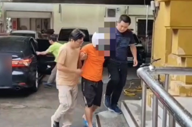 台中3名男子29日下午於龍井區龍昌路拒檢，員警打破車窗制止遭該拖行擦傷，在逃1嫌於30日下午落網。(圖/截自影音)