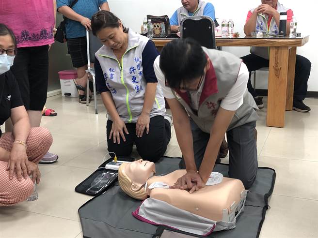 桃園市議員許更生考量當地年長者多，29日邀觀音消防分隊到服務處教學CPR與AED等操作。（翻攝照片／蔡明亘桃園傳真）