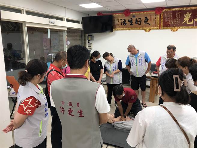 桃園市議員許更生邀觀音消防分隊到服務處教學急救技能，除團隊學習外，連民眾也來參與。（翻攝照片／蔡明亘桃園傳真）