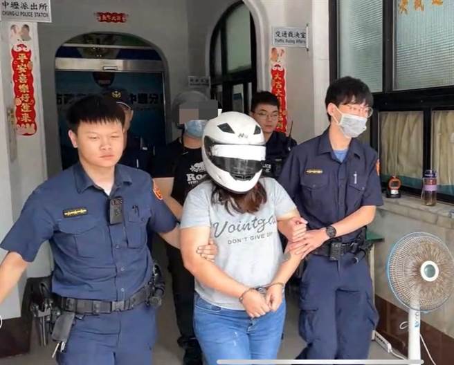 桃园中坜一名送货员发现包裹疑似是金融卡立刻报警，协助警方揪出诈团成员。（翻摄照片／蔡明亘桃园传真）