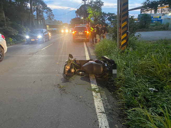 今（30）日下午18时35分许，新北市林口区南势街420号前发生一起自摔车祸，45岁黄姓男骑士不明原因摔入草丛，造成他手脚多处外伤。（图／警方提供）