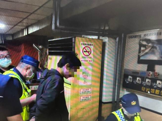 警方30日晚间前往网咖执行暑期少年保护查察暨扩大临检时，正好查到80年次陈姓男子，因诈欺遭通缉。（王惠慧摄）