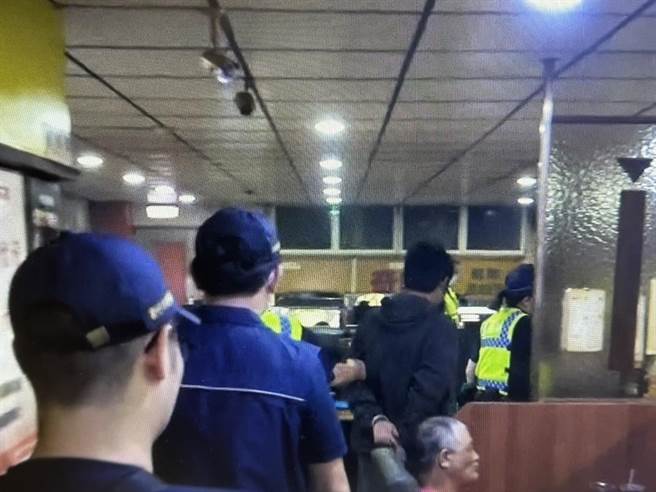 警方30日晚间前往网咖执行暑期少年保护查察暨扩大临检时，正好查到80年次陈姓男子，因诈欺遭通缉。（王惠慧摄）