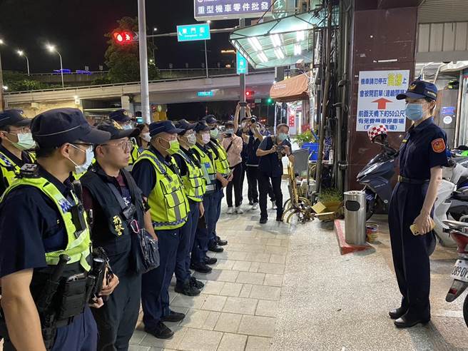新竹市警局长张素菱前往辖区网咖，视察扩大临检勤务。（王惠慧摄）