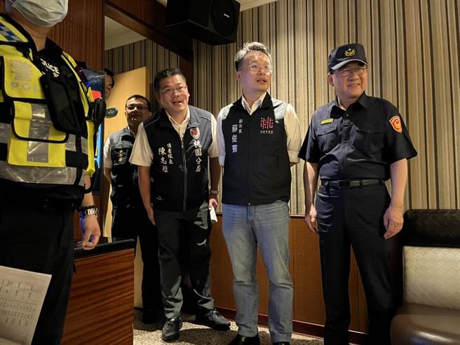 桃园市警局长吴坤旭(右)、副市长苏俊宾(中)至KTV劝导未成年学生及早返家。(杨宗灏摄)
