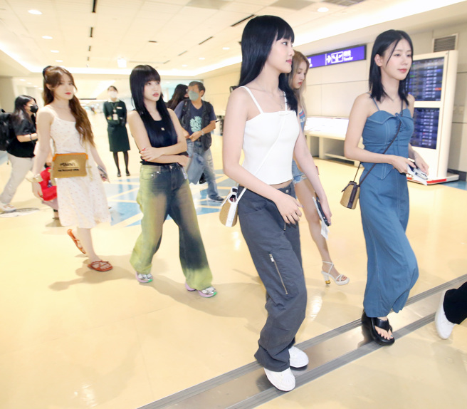 南韩女团(G)I-DLE30日搭机抵台，受到粉丝热烈欢迎。（范扬光摄）
