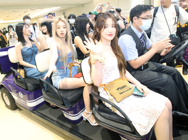 南韩女团(G)I-DLE30日搭机抵台，受到粉丝热烈欢迎。（范扬光摄）