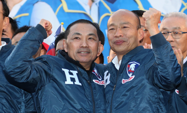 前立委蔡正元認為，民眾黨主席柯文哲曾在韓國瑜（右）最落拓的時候送暖，韓國瑜可能覺得要去支持侯友宜（左），如何不傷害到柯文哲。（資料照／陳君瑋攝）