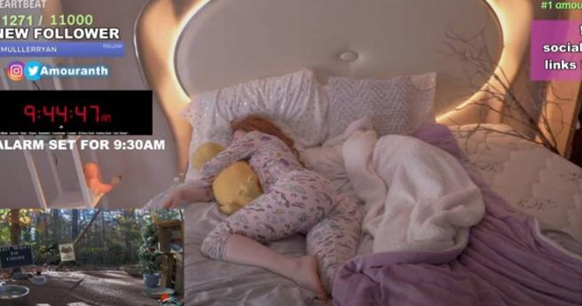 美國知名女網紅Amouranth靠著火辣清涼風格爆紅，不過近日她透露，其實大家更喜歡看她的睡覺直播。（圖／翻攝Youtube@Hasanabi Industrial Complex）