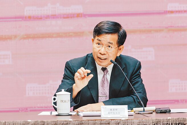 行政院29日宣布拍板通过「拉近公私立学校学杂费差距及配套措施方案」，私大生学费每年补助3万5000元、高中职学费全免；教育部长潘文忠表示，本次政策推出在于落实教育平权的理念。（郭吉铨摄）