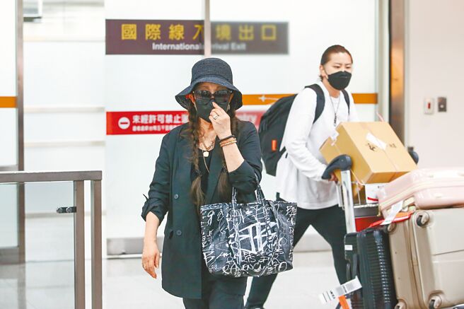 旅居日本的欧阳菲菲29日一身黑色打扮低调抵台，入住文华东方酒店。（邓博仁摄）