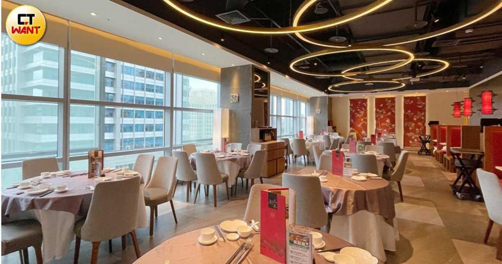 「潮品集‧潮坊」於2022年12月15日在百貨正式開幕，用餐區以鉑金色系與木質調相互搭襯，構築出低調時尚的新中國古典風格。（圖／侯世駿攝）