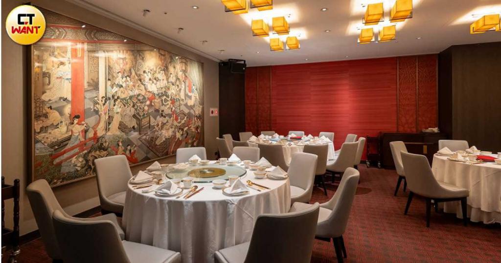 僅46席的主要用餐區「小吃區」以藍紅色方格地毯鋪底，牆面掛有原國賓飯店大廳的「夜宴圖」，整體呈現中國風混搭現代感的空間美學。（圖／焦正德攝）