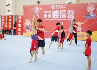華南銀行小小體操營高雄揭幕 阿信教練親自下場教學