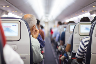 日本客機飛行中「冒白煙、飄汽油味」！緊急降落畫面曝光