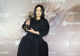 金曲34》徐佳瑩奪最佳作曲獎淚灑舞台 老公比爾賈台下反應超有愛