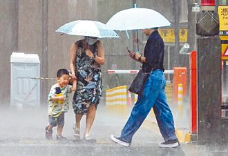 雷陣雨狂炸 雙北淹水新中橫坍方 今年聖嬰年 侵台颱風預估3-5個