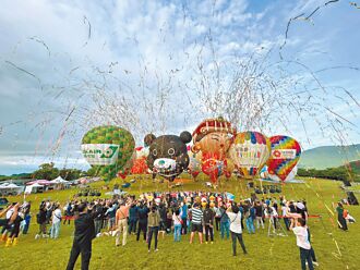 國際熱氣球嘉年華起飛 逾2萬人朝聖