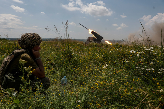 2023年6月25日，乌克兰扎波罗热地区，第47马机械化旅的乌军向俄军发射BM-21「冰雹」多管火箭资料照。（路透社）